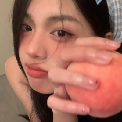 粉红转角上的男人